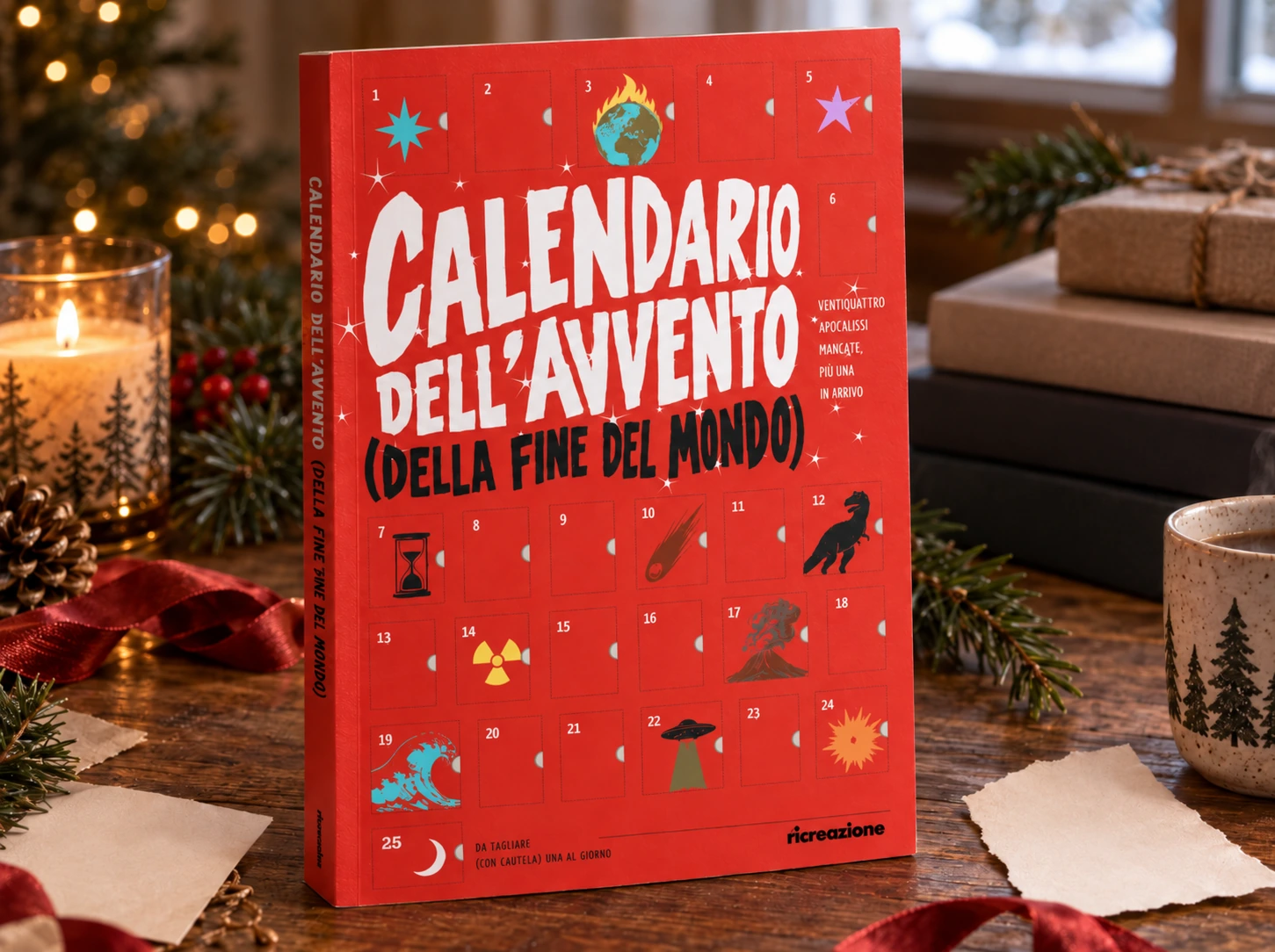 Il Calendario dell’Avvento con copertina rossa e caselle numerate, tra luci di Natale, regali e una tazza di caffè