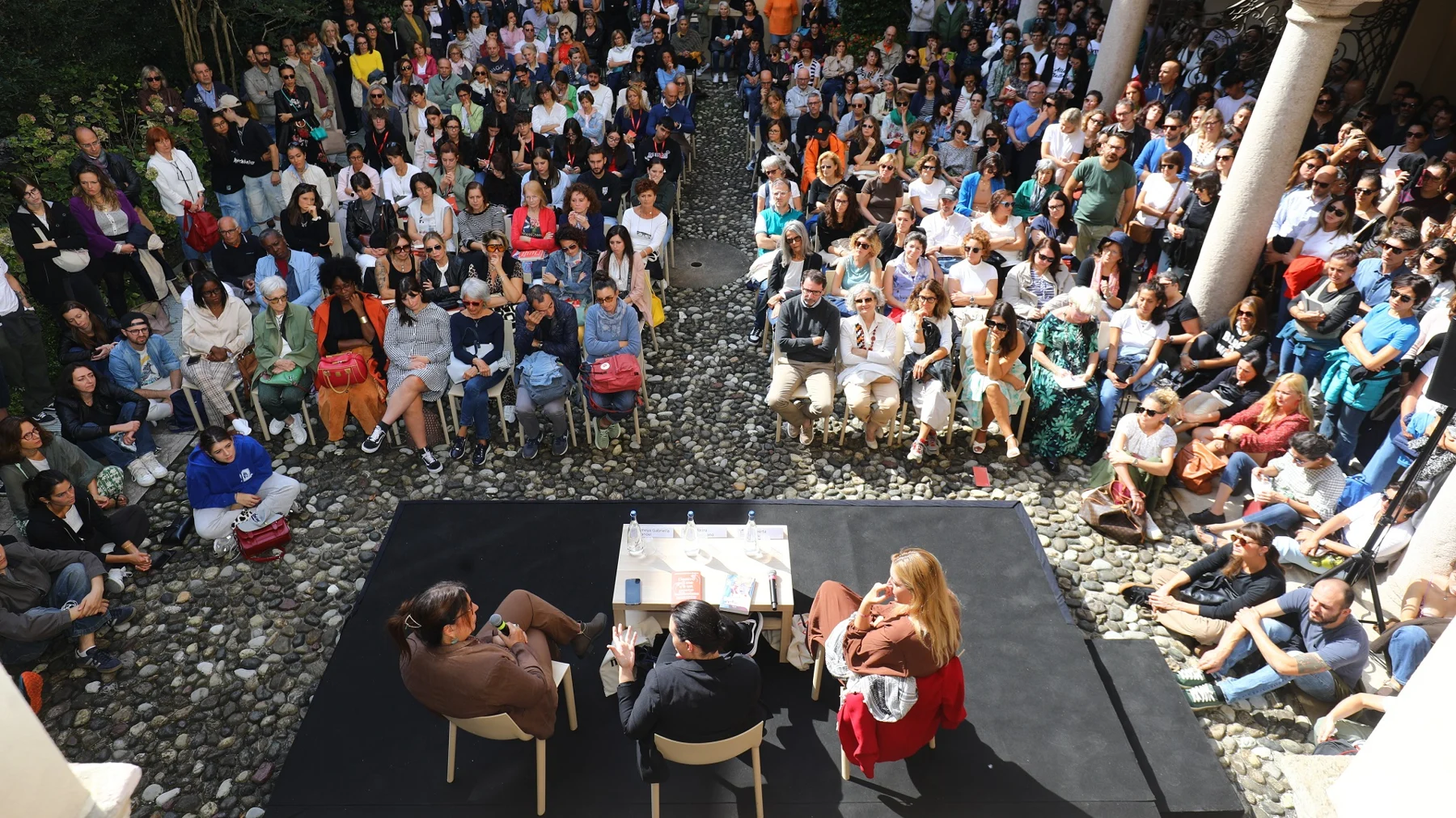Un incontro del Festival del Pensare Contemporaneo con il pubblico raccolto intorno ai relatori in una piazza di Piacenza